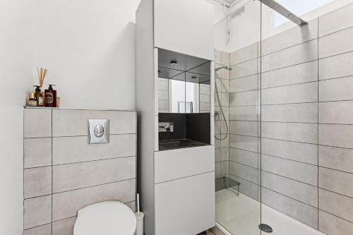 une salle de bain blanche avec douche et toilettes dans l'établissement Jardin du Luxembourg I Central and Bright, à Paris