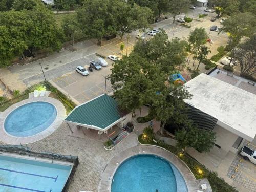 een bovenaanzicht van twee zwembaden op een parkeerplaats bij Apto completo Bello horizonte in Playa Bello Horizonte