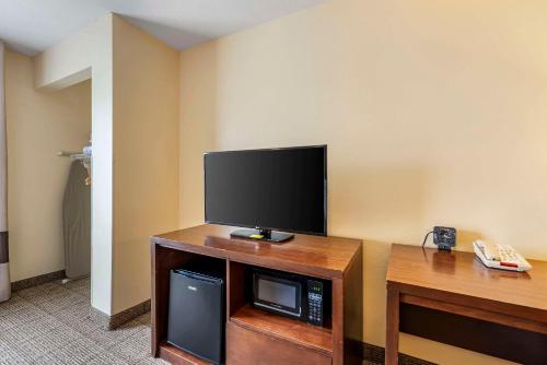 a flat screen tv sitting on top of a desk at Comfort Suites East Lincoln - Mall Area in Lincoln