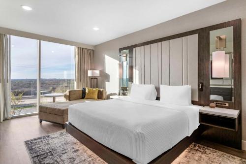 Postel nebo postele na pokoji v ubytování Cambria Hotel Austin Uptown near the Domain