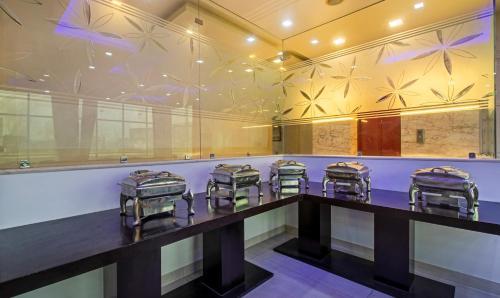 een rij drums die op een bar in een kamer staan bij Treebo Empire Red Carpet in Agra