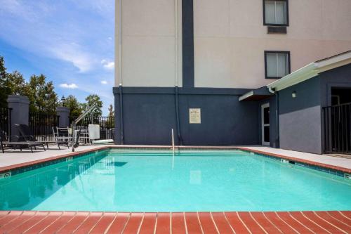 Бассейн в Days Inn by Wyndham Baton Rouge I-10 или поблизости