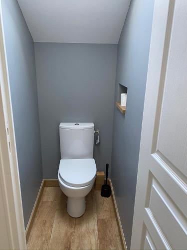 une salle de bain avec des toilettes blanches dans une chambre dans l'établissement Jolie maison à la campagne, à Le Lonzac