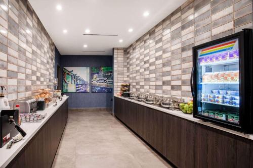La Quinta Inn & Suites by Wyndham Chattanooga Downtown/South في تشاتانوغا: مطعم وجبات سريعة مزود بثلاجة كبيرة