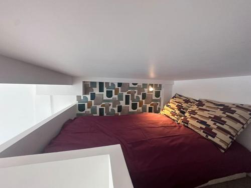 una camera da letto con letto in mansarda di Grand studio mezzanine cathédrale de Lisieux a Lisieux