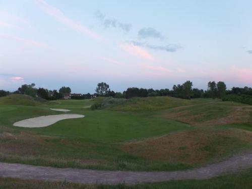 une vue d'un parcours de golf avec un green dans l'établissement NICE FLAT 400 m FROM BEACH & CENTER, à Cabourg