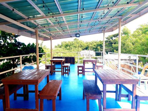 Ban công/sân hiên tại CRISTINA Beachfront Cottages