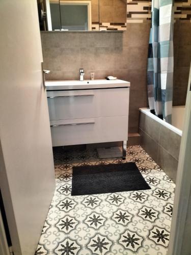 une salle de bain avec un lavabo et un miroir dans l'établissement Appt juan les pins soleil mer, à Antibes