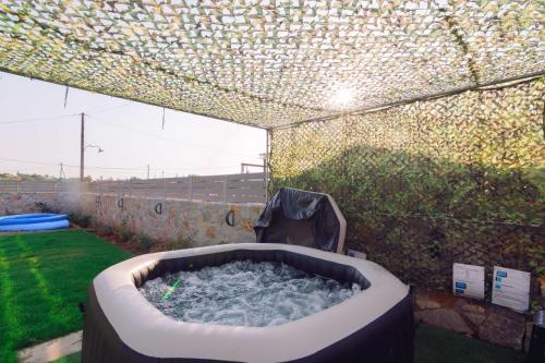 a large bath tub in a yard with a fence at Blue Lagoon Villa in Stavros