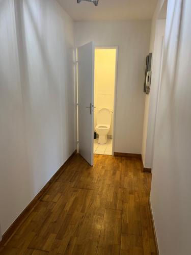 an empty bathroom with a toilet in a room at Appartement standing avec jardin, 4 personnes, stratégiquement situé in Mantes-la-Jolie