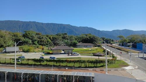 伯迪亚哥Ohanacaiçara apartamento próximo à praia do Sesc, completo e com Wi-Fi.的享有公园美景,设有凉亭和道路