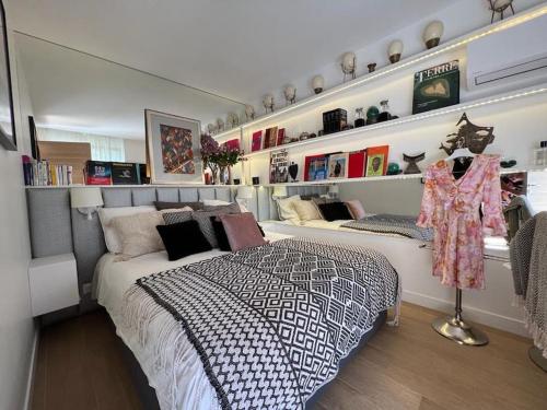 - une chambre avec un lit et des étagères de livres dans l'établissement Unique and Central I Garden in City Center, à Boulogne-Billancourt