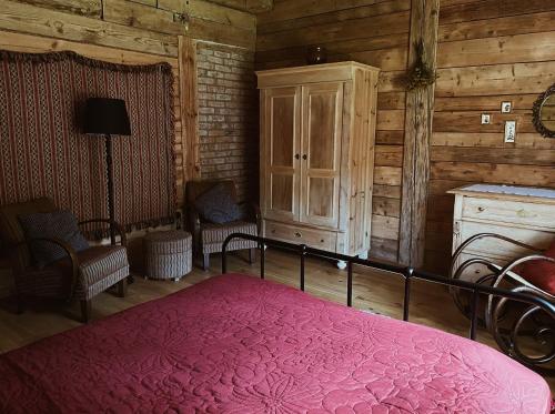 Postel nebo postele na pokoji v ubytování Nad Mikowym Potokiem - wydzielona część drewnianego domu z osobnym wejściem i ogrodem