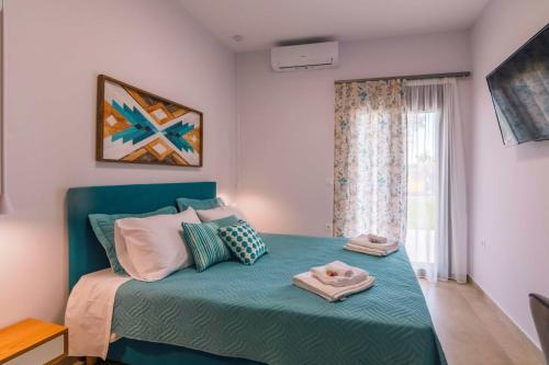 a bedroom with a green bed and a window at Blue Lagoon Villa in Stavros