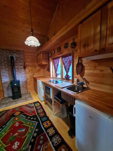 Una cocina o cocineta en Planinska kuca Ella