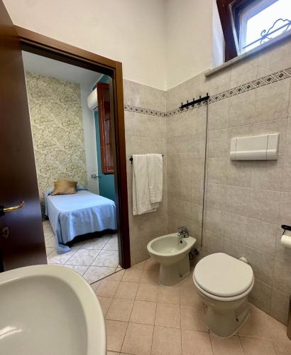 un bagno con WC, lavandino e letto di Vigevano Studios a Vigevano