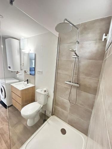 une salle de bain avec une douche, des toilettes et un lavabo dans l'établissement La Farfallina, entièrement rénovée, à Limoges