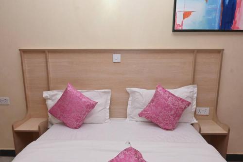 Кровать или кровати в номере Orange Deck 3 Bedroom Nanyuki
