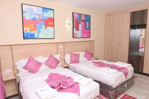 Кровать или кровати в номере Orange Deck 3 Bedroom Nanyuki