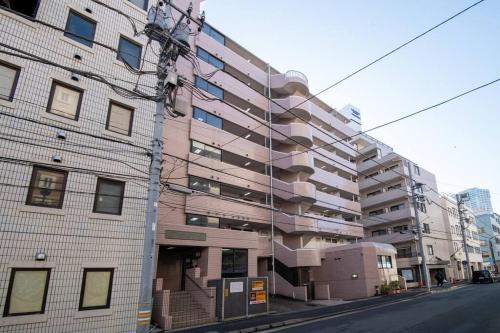 a tall building on a city street with a street at 横須賀マリンコテージハウス601 in Kusugaurachō