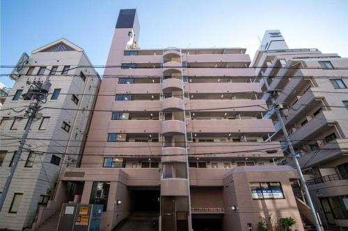 a tallartment building with a street light in front of it at 横須賀マリンコテージハウス601 in Kusugaurachō