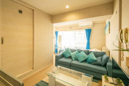 a living room with a couch and a window at 横須賀マリンコテージハウス601 in Kusugaurachō