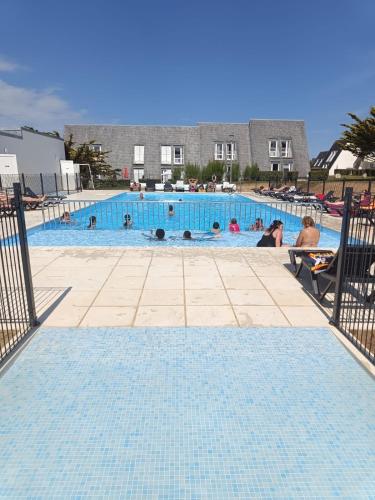 - une grande piscine avec des personnes dans l'établissement Maisonnette T2 avec piscine chauffée et plage à 300m, à Le Fort-Bloqué