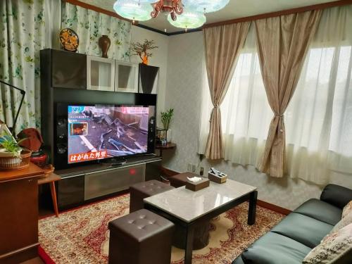 TV a/nebo společenská místnost v ubytování 菊の宿 民泊