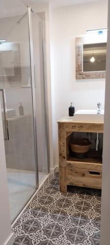 a bathroom with a shower and a sink at Merveille du Mont in Météren