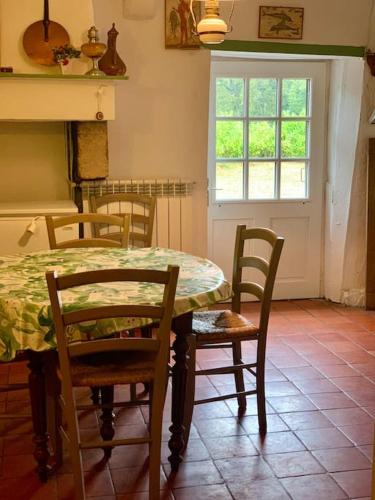 une salle à manger avec une table et des chaises et une fenêtre dans l'établissement Le Refuge des Bois, à Villandraut