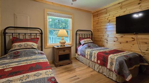 Ένα ή περισσότερα κρεβάτια σε δωμάτιο στο Yellow Creek Cabin