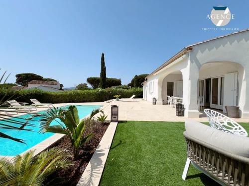 une villa avec une piscine et une cour dans l'établissement Villa Jade, à Grimaud