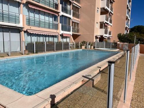 une grande piscine devant un immeuble dans l'établissement Cannes, à Cannes