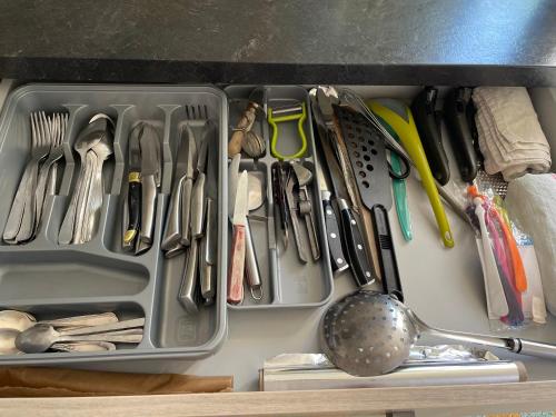 - un tiroir rempli d'ustensiles de cuisine dans la cuisine dans l'établissement Les jardins de Veronique Marie, à Mèze