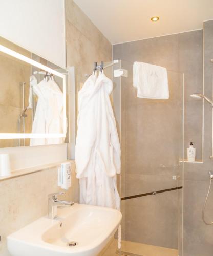 Bilik mandi di Hotel Schwarzes Ross