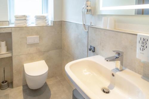 Bilik mandi di Hotel Schwarzes Ross