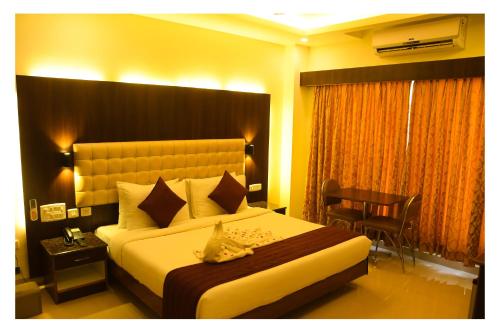 Una cama o camas en una habitación de Hotel SR Tiruchendur
