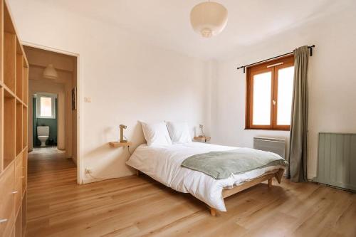 Ein Bett oder Betten in einem Zimmer der Unterkunft Logement sur la route des vins