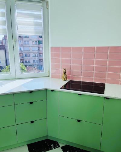 Happy Place Apartment Pirotにあるキッチンまたは簡易キッチン