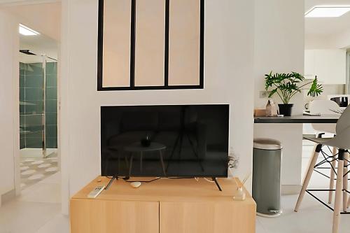 un salon avec une télévision au-dessus d'une boîte dans l'établissement 