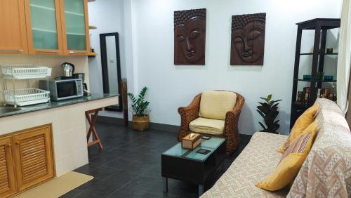 una sala de estar con un sofá y una silla en 1 Bedroom House With Pool In Central Location, en Hua Hin