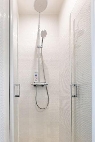 une douche avec pommeau de douche dans une salle de bain dans l'établissement Paris La Defense - Refurbished independent house, à La Garenne-Colombes