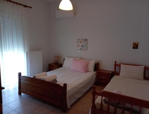 Una cama o camas en una habitación de Villa Lamprini