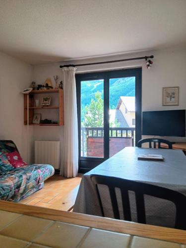 Μια τηλεόραση ή/και κέντρο ψυχαγωγίας στο Cosy apartment with balcony