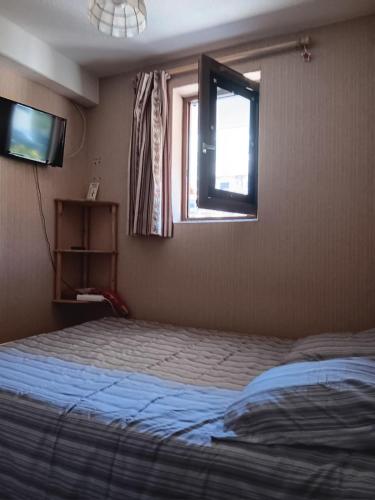 Ένα ή περισσότερα κρεβάτια σε δωμάτιο στο Cosy apartment with balcony