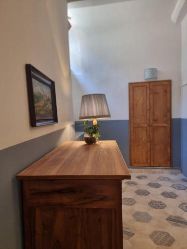 a desk with a lamp on it in a room at Le Gatte Rosa B&B in Bevagna