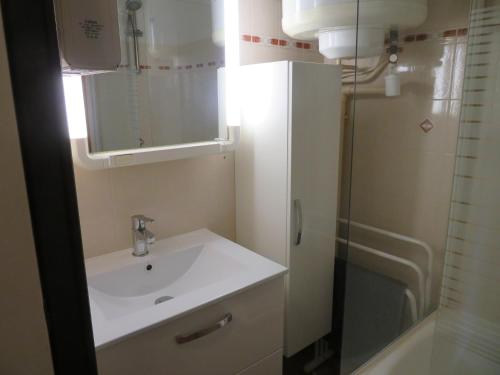 une petite salle de bain avec un lavabo et une douche dans l'établissement FONT ROMEU studio cabine avec parking, à Font-Romeu
