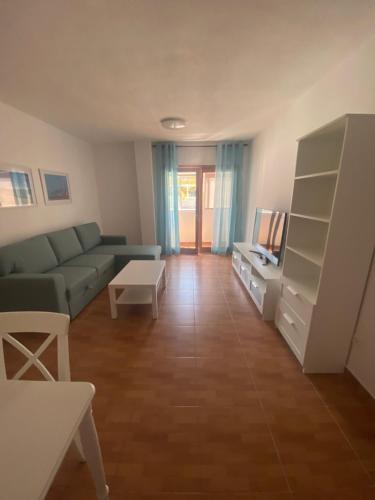 ベガ・デ・サン・マテオにあるCasa de la Plaza San Mateoのソファとテーブルのあるリビングルーム