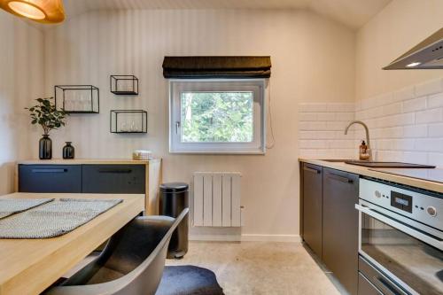Una cocina o cocineta en La Source - Love Nest
