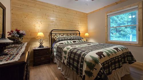 Ένα ή περισσότερα κρεβάτια σε δωμάτιο στο Yellow Creek Cabin